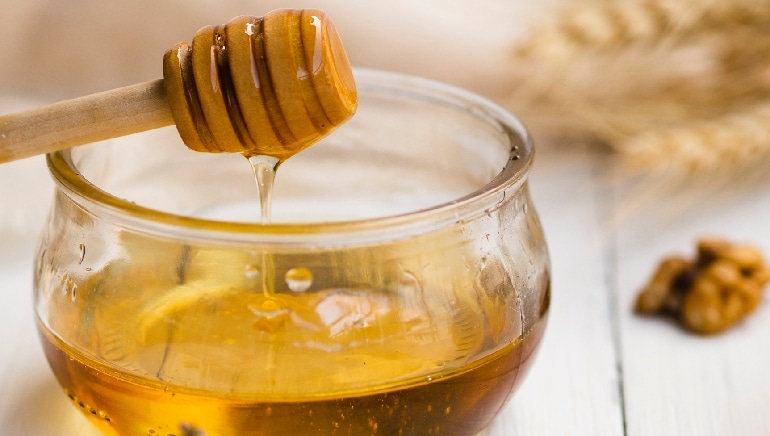 Turmeric and honey face mask